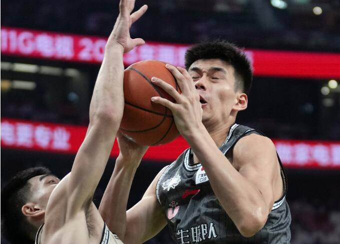 亲切的金子桌子上打扑克